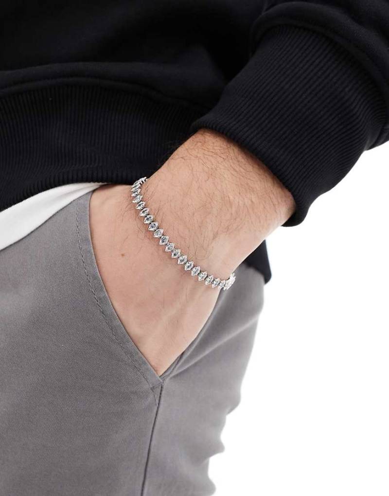 ASOS DESIGN - Silberfarbenes Armband aus wasserfestem Edelstahl mit Marquise-Pavé-Kristallen ASOS DESIGN - Silberfarbenes Armband aus wasserfestem Edelstahl mit Marquise-Pavé-Kristallen von ASOS DESIGN