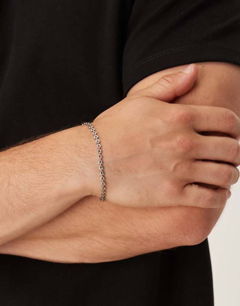 ASOS DESIGN - Silberfarbenes Armband aus wasserfestem Edelstahl mit herzförmigen Gliedern von ASOS DESIGN