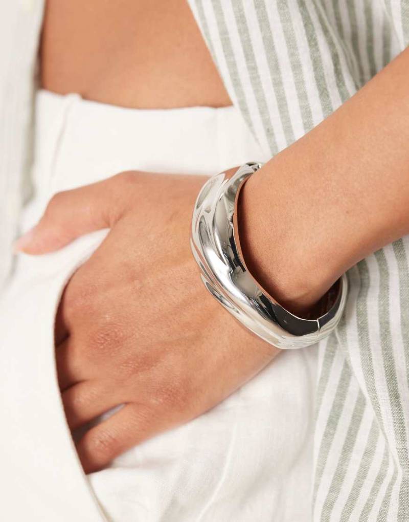 ASOS DESIGN - Silberfarbenes Armband mit Design in geschmolzener Optik von ASOS DESIGN