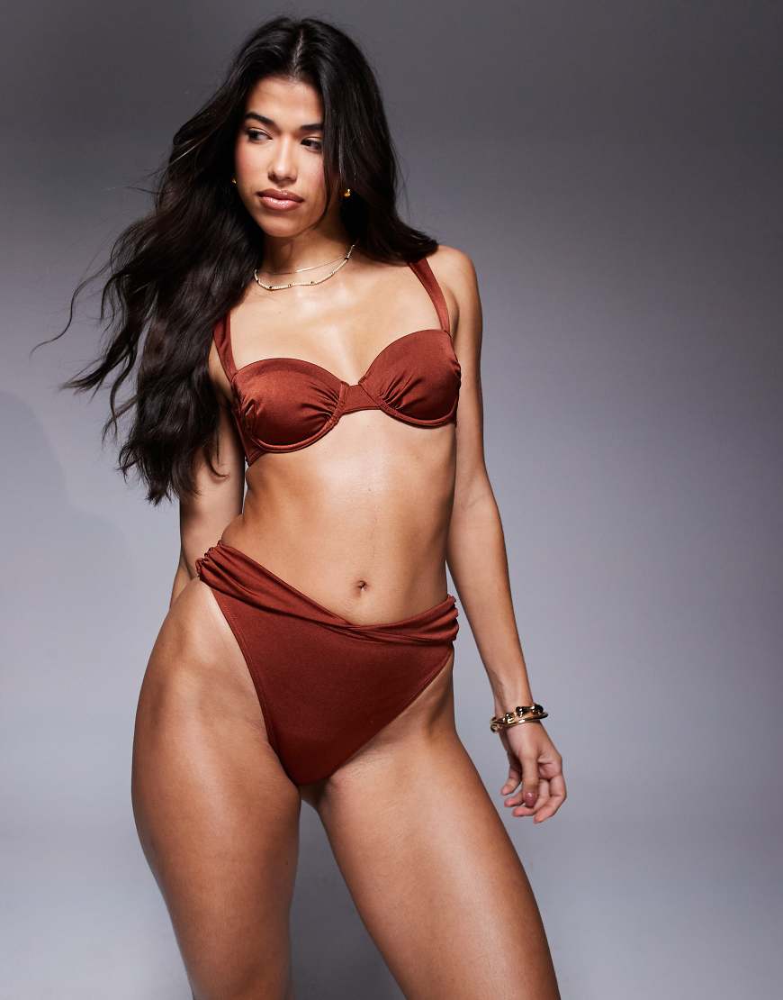 ASOS DESIGN - Simone - Glänzende Bikinihose in Bronze mit hohem Beinausschnitt, hohem Bund und verdrehtem Detail an der Taille-Braun von ASOS DESIGN