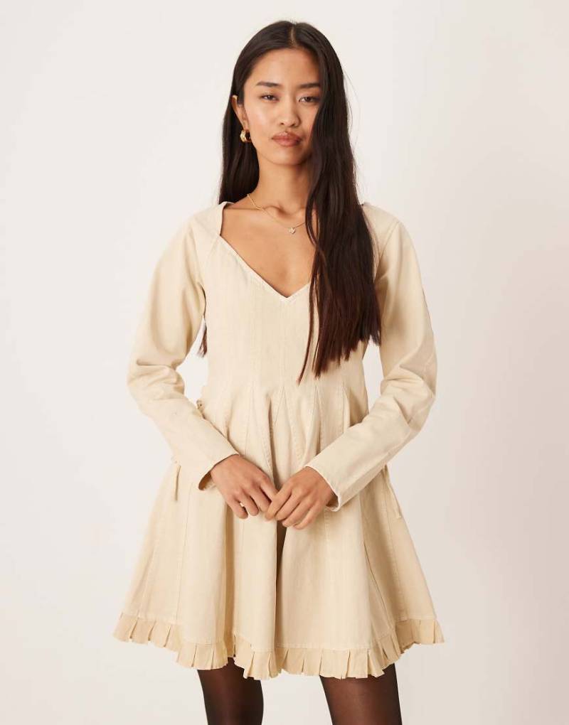 ASOS DESIGN - Skater-Minikleid in verwaschenem Ecru mit V-Ausschnitt und seitlicher Schnürung-Weiß von ASOS DESIGN