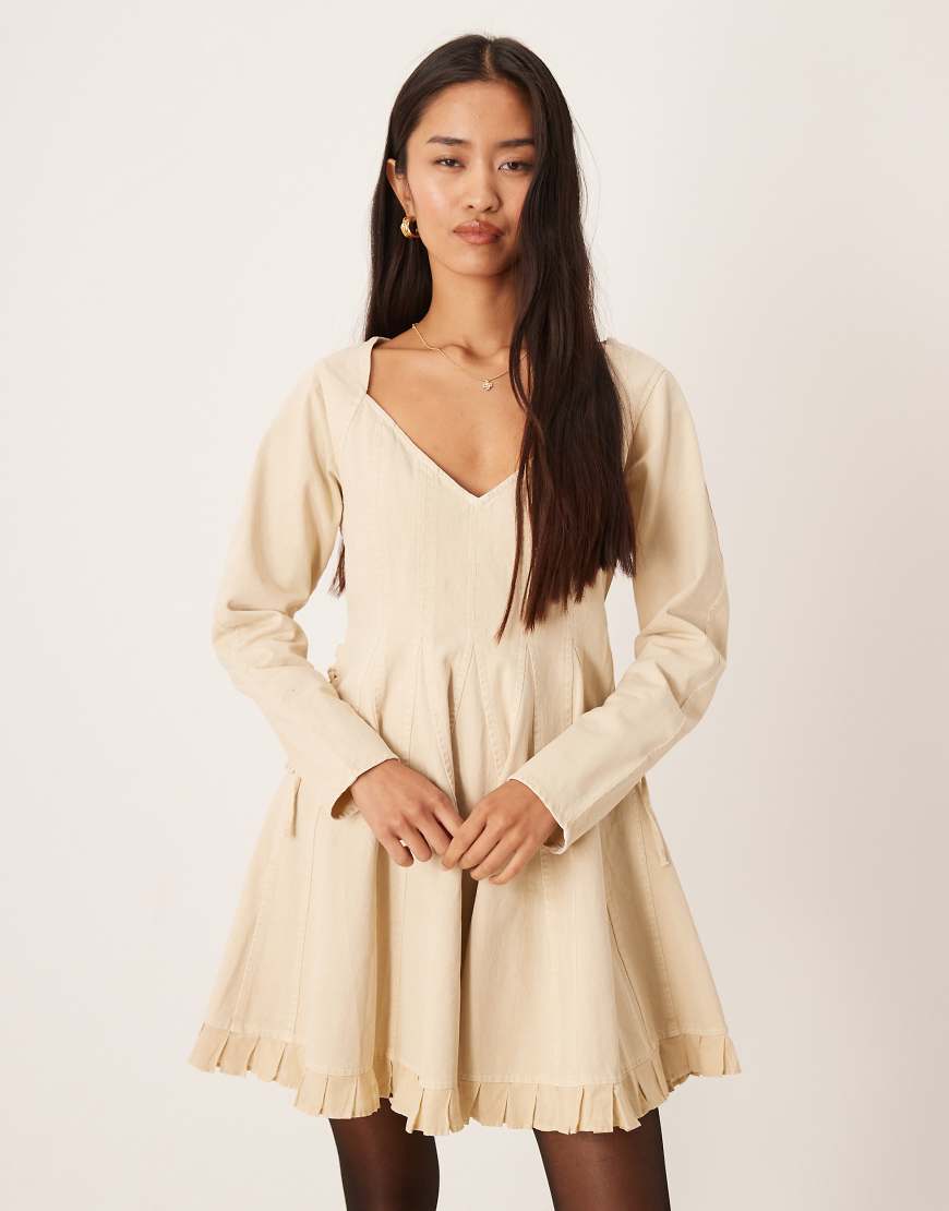 ASOS DESIGN - Skater-Minikleid in verwaschenem Ecru mit V-Ausschnitt und seitlicher Schnürung-Weiß von ASOS DESIGN