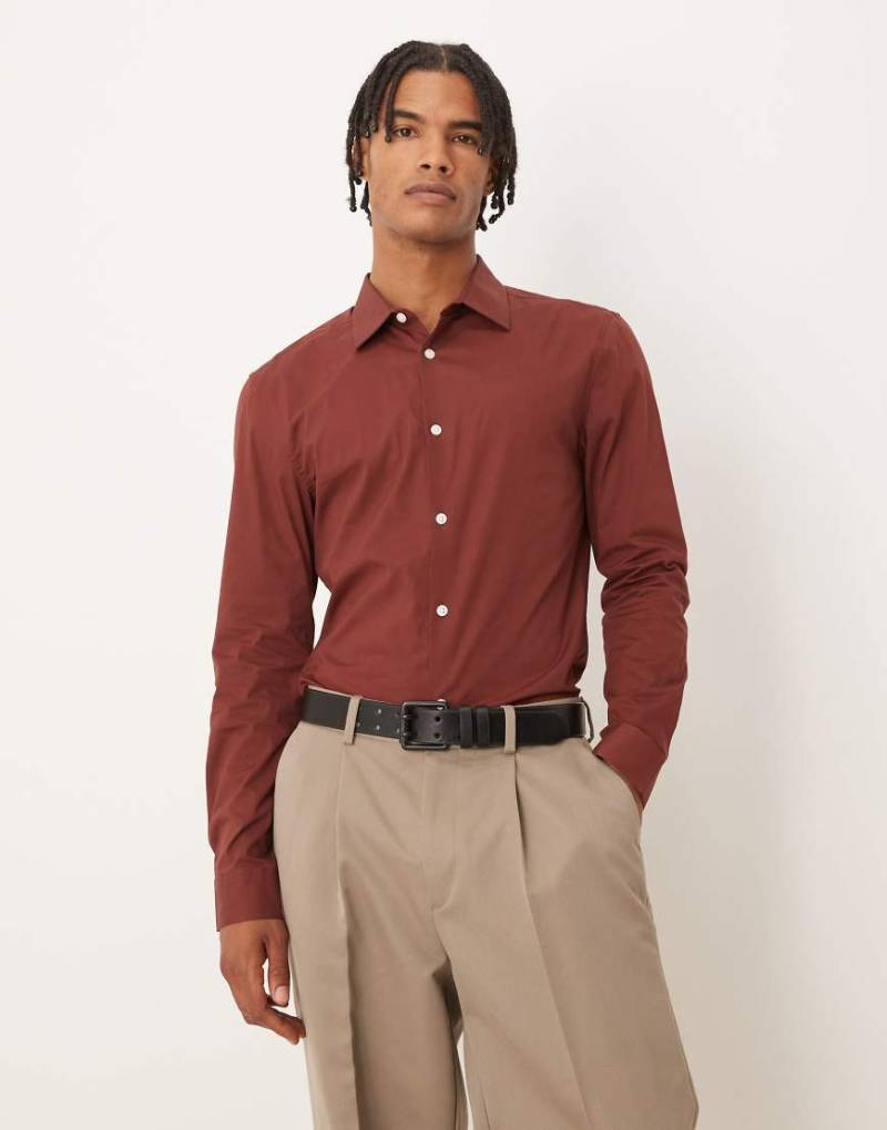 ASOS DESIGN - Skinny-Fit-Popeline-Hemd in Burgunderrot von ASOS DESIGN