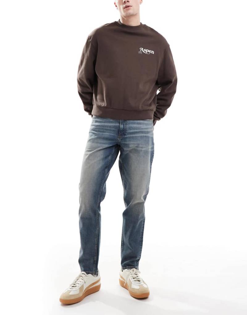 ASOS DESIGN - Skinny-Jeans in mittelblauer Vintage-Waschung von ASOS DESIGN