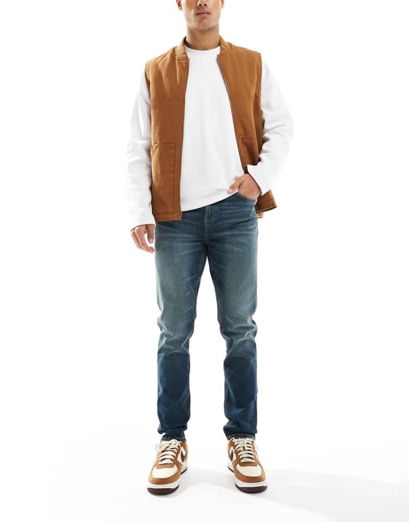 ASOS DESIGN - Skinny-Jeans in mittelblauer Waschung mit grüner Tönung von ASOS DESIGN
