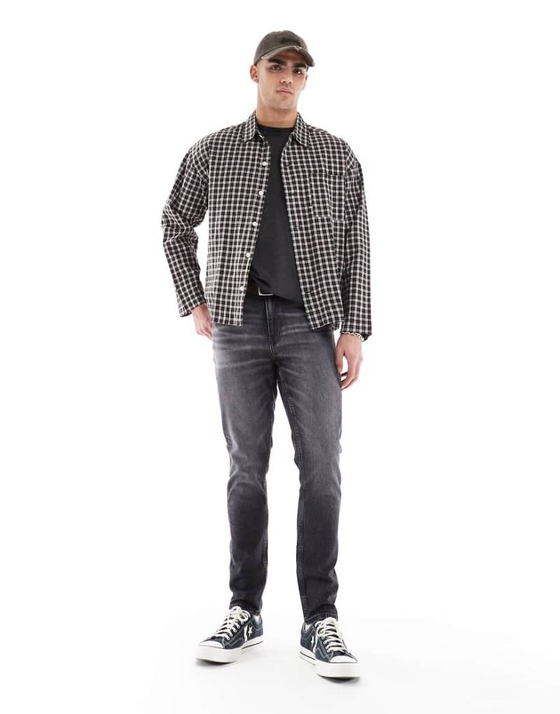 ASOS DESIGN - Skinny-Jeans in verwaschenem Schwarz von ASOS DESIGN