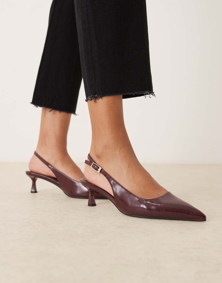 ASOS DESIGN - Skip - Slingback-Schuhe aus Lackleder in Burgunderrot mit Kitten-Heel-Absatz von ASOS DESIGN