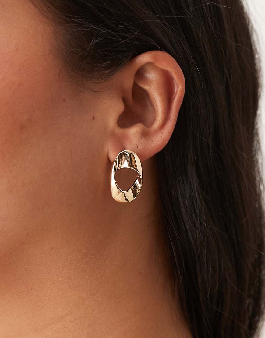 ASOS DESIGN - Skulpturale Ohrstecker in Goldoptik-Goldfarben von ASOS DESIGN