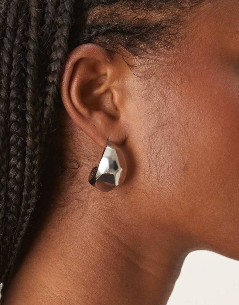 ASOS DESIGN - Skulpturale Oversize-Ohrstecker in Silberoptik von ASOS DESIGN
