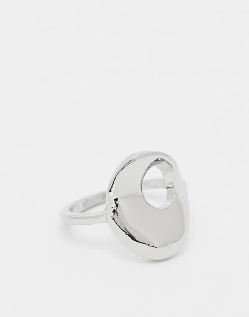 ASOS DESIGN - Skulpturaler silberfarbener Ring von ASOS DESIGN