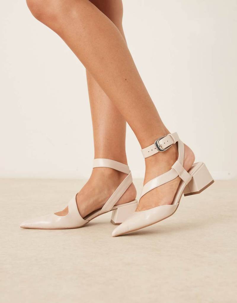ASOS DESIGN - Skye - Schuhe in Weiß mit mittelhohem Blockabsatz und asymmetrischen Riemen von ASOS DESIGN