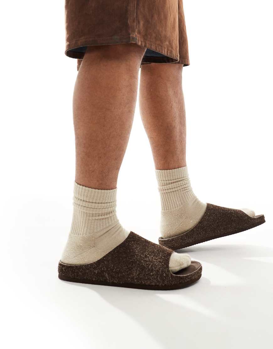 ASOS DESIGN - Slider-Sandalen aus angerautem Wildleder in Braun von ASOS DESIGN