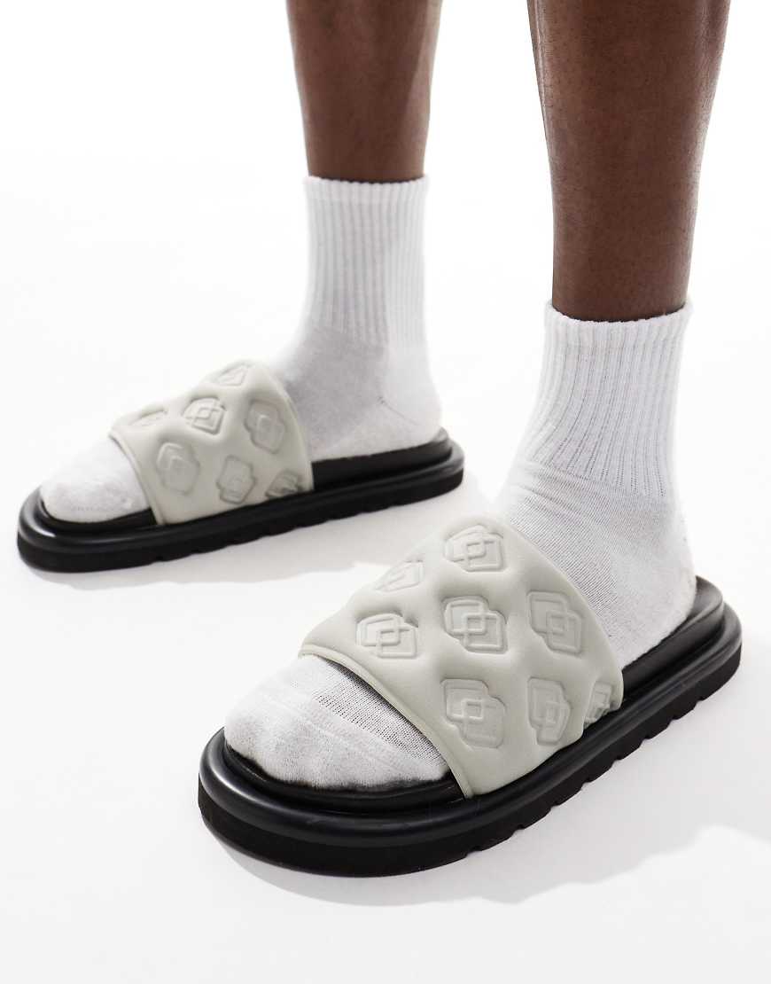 ASOS DESIGN - Slider-Sandalen in Grau mit Prägung und dicker Sohle von ASOS DESIGN