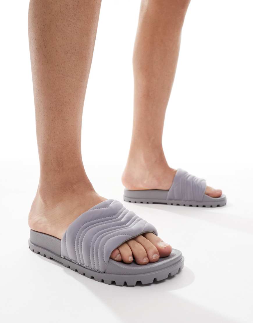 ASOS DESIGN - Slider-Sandalen in Grau mit Profilsohle von ASOS DESIGN