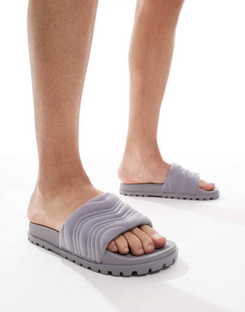 ASOS DESIGN - Slider-Sandalen in Grau mit Profilsohle von ASOS DESIGN