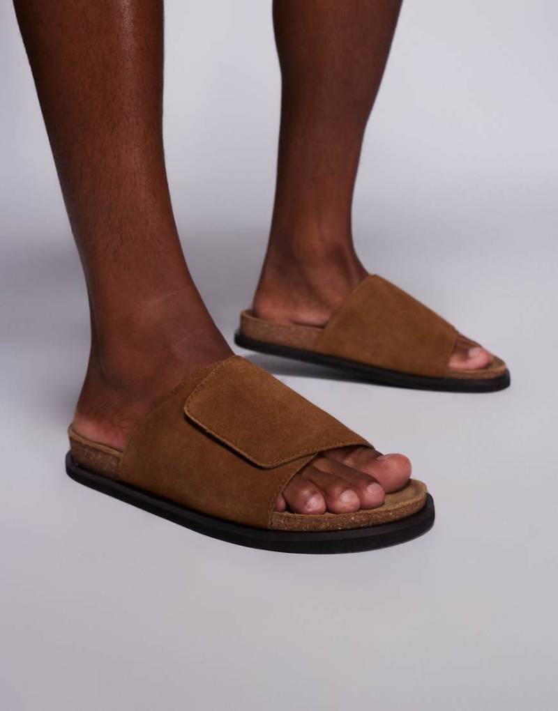 ASOS DESIGN - Slider-Sandalen in Hellbraun mit Kork-Sohle von ASOS DESIGN