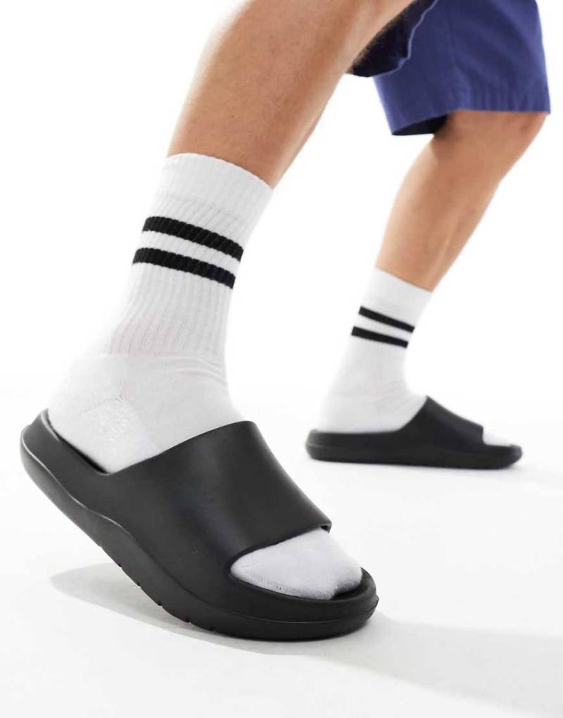 ASOS DESIGN - Slider in Schwarz mit dicker Sohle von ASOS DESIGN