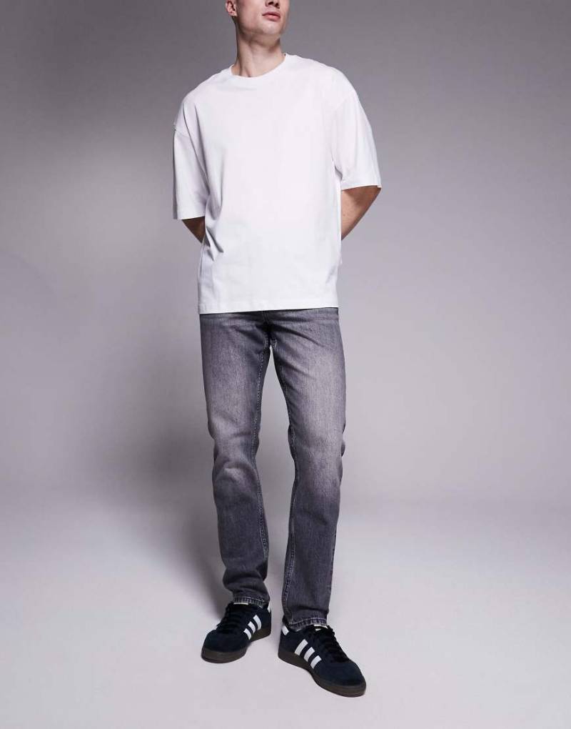ASOS DESIGN - Slim Fit Jeans in verwaschenem Schwarz von ASOS DESIGN