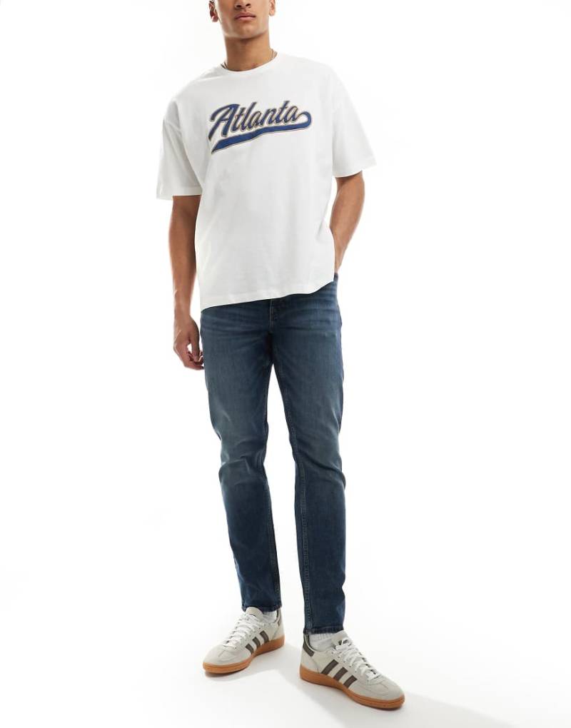 ASOS DESIGN - Slim-Fit-Jeans in verwaschener, dunkelblauer Vintage-Tönung von ASOS DESIGN