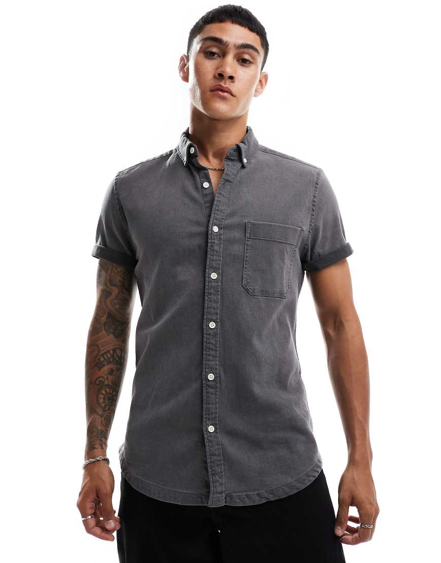 ASOS DESIGN - Slim Fit Jeanshemd in verwaschenem Schwarz ASOS DESIGN - Slim Fit Jeanshemd in verwaschenem Schwarz von ASOS DESIGN