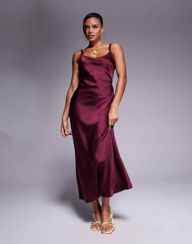 ASOS DESIGN - Slip Dress in Midilänge aus Satin in Burgunderrot, mit Picot-Borte am Dekolleté-Braun von ASOS DESIGN