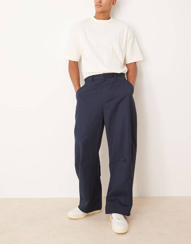 ASOS DESIGN - Smarte Hose in Marineblau mit abgerundetem, weitem Beinschnitt von ASOS DESIGN