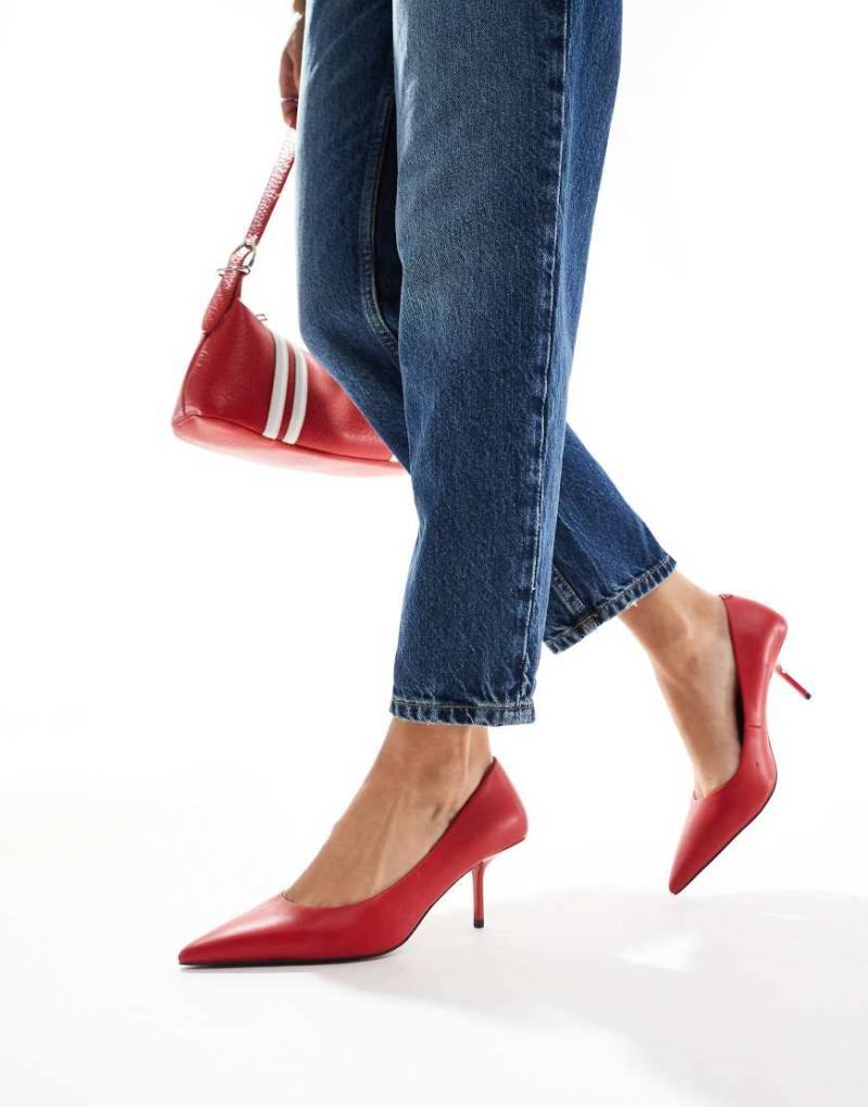 ASOS DESIGN - Snatched - Spitze Pumps in Rot mit mittelhohem Absatz von ASOS DESIGN