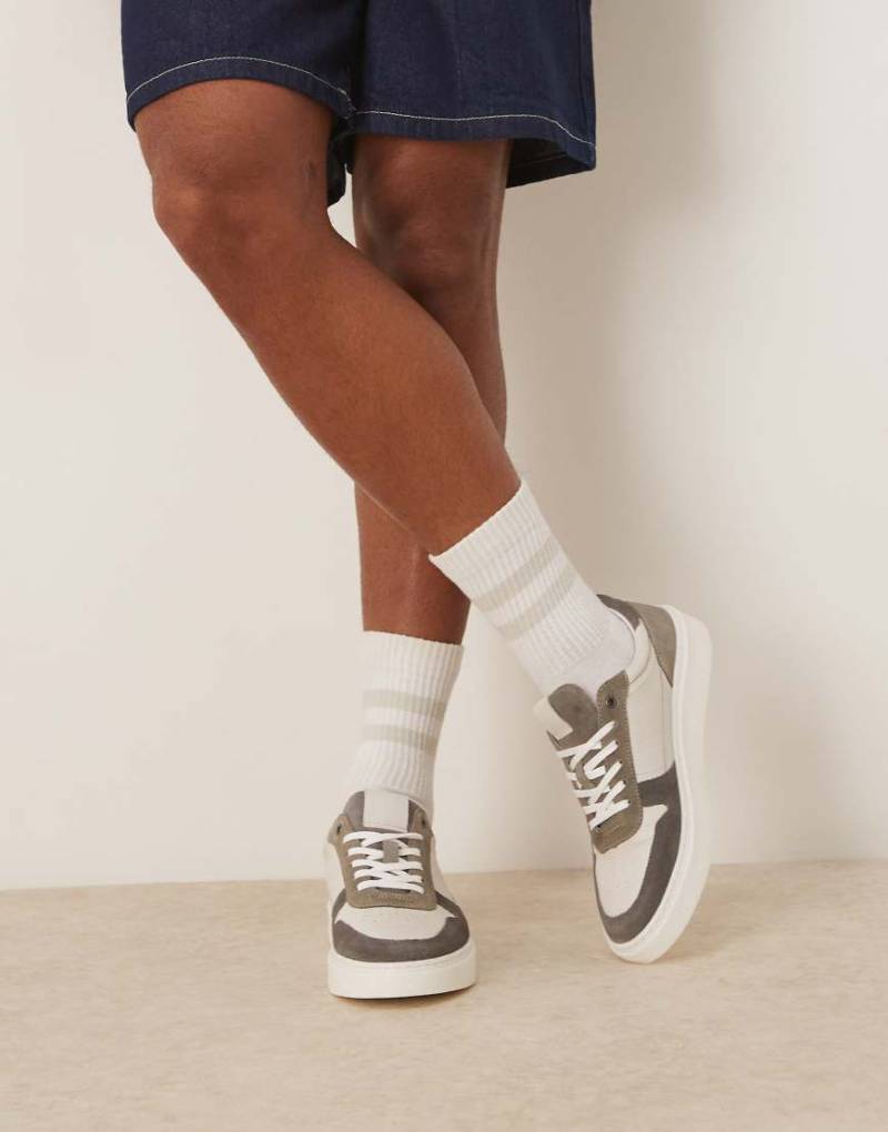 ASOS DESIGN - Sneaker aus Leder in Grau und Weiß von ASOS DESIGN