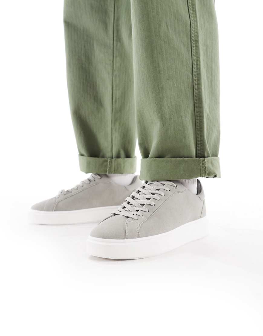 ASOS DESIGN - Sneaker in Grau zum Schnüren mit weißer Sohle ASOS DESIGN - Sneaker in Grau zum Schnüren mit weißer Sohle von ASOS DESIGN