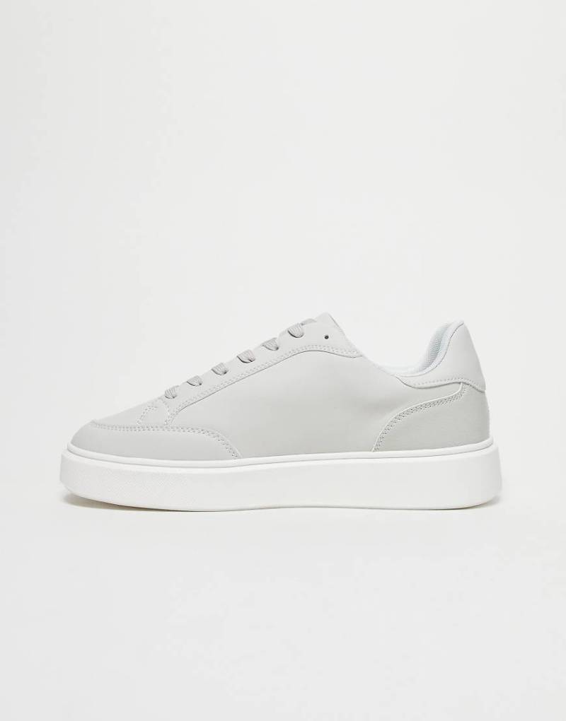 ASOS DESIGN - Sneaker in Grau zum Schnüren mit weißer Sohle von ASOS DESIGN