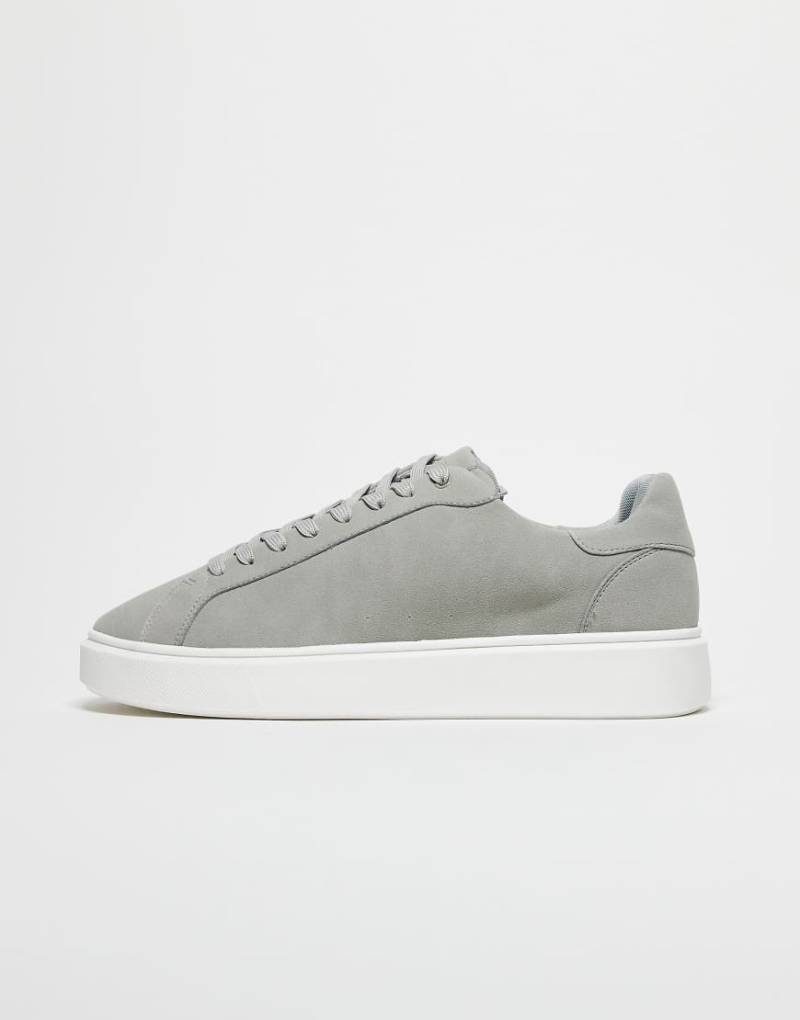 ASOS DESIGN - Sneaker in Grau zum Schnüren mit weißer Sohle von ASOS DESIGN