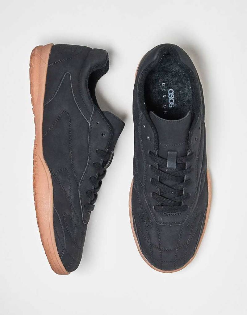 ASOS DESIGN - Sneaker in Schwarz mit Nähten in Wollweiß und Schnürung von ASOS DESIGN