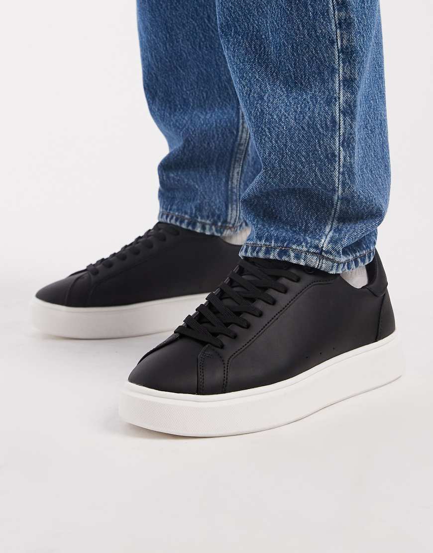 ASOS DESIGN - Sneaker in Schwarz mit weißer Sohle und Schnürung von ASOS DESIGN