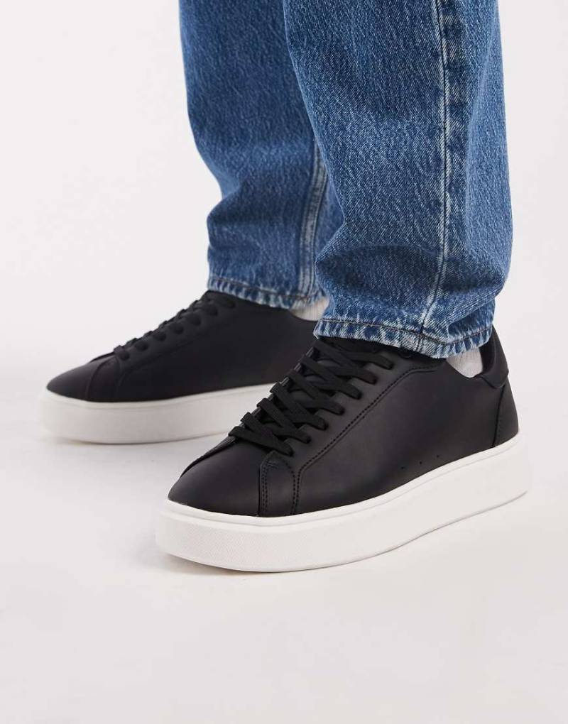 ASOS DESIGN - Sneaker in Schwarz mit weißer Sohle und Schnürung von ASOS DESIGN