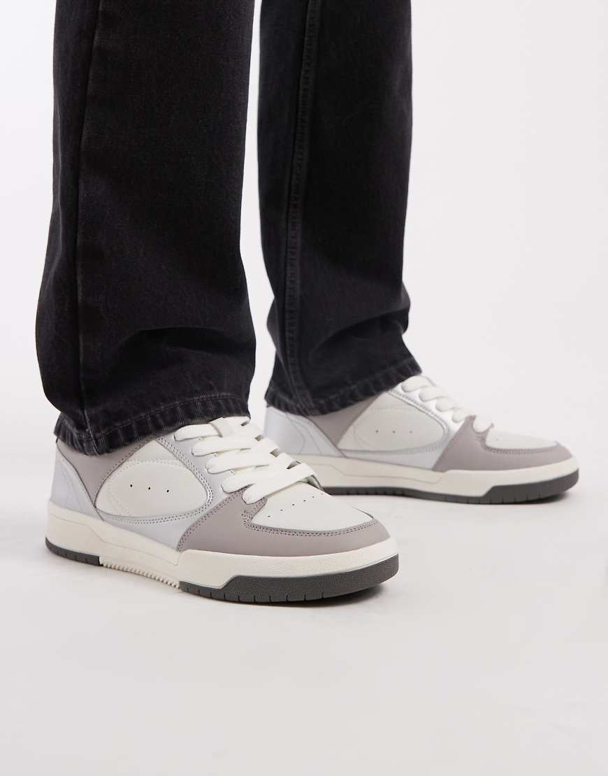 ASOS DESIGN - Sneaker in Weiß und Silber von ASOS DESIGN