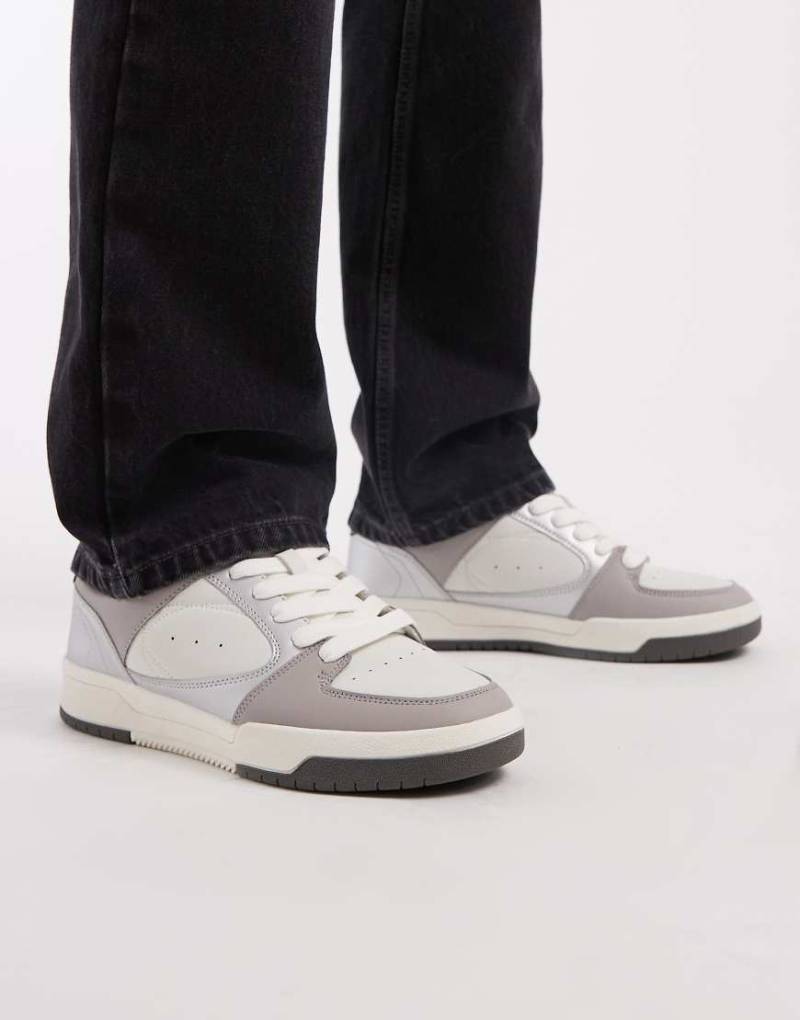 ASOS DESIGN - Sneaker in Weiß und Silber von ASOS DESIGN