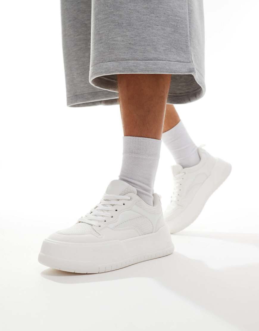 ASOS DESIGN - Sneaker in Weiß zum Schnüren mit dicker Sohle von ASOS DESIGN