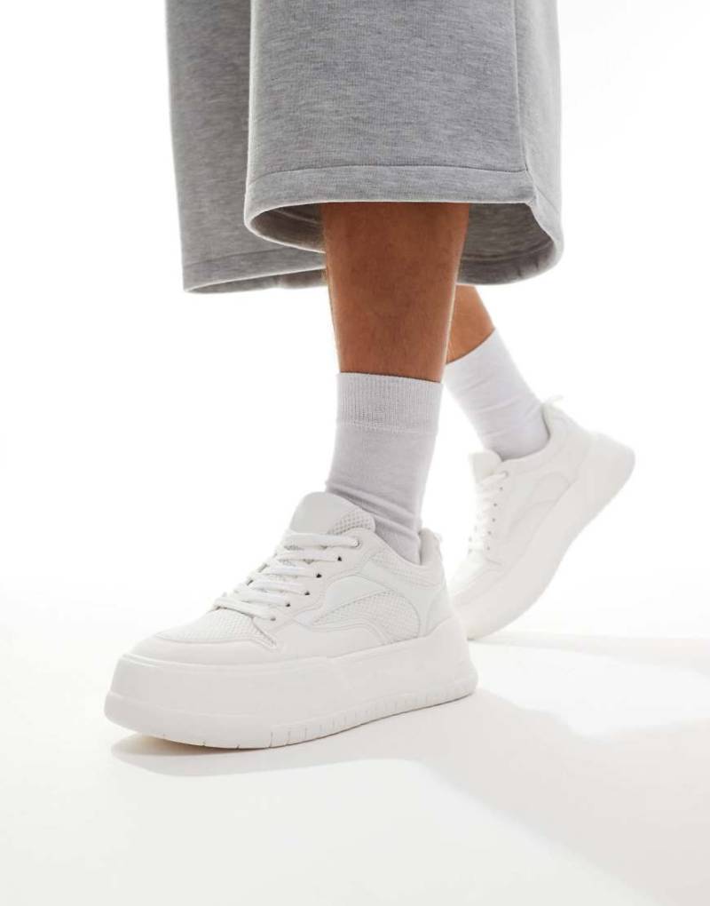 ASOS DESIGN - Sneaker in Weiß zum Schnüren mit dicker Sohle von ASOS DESIGN