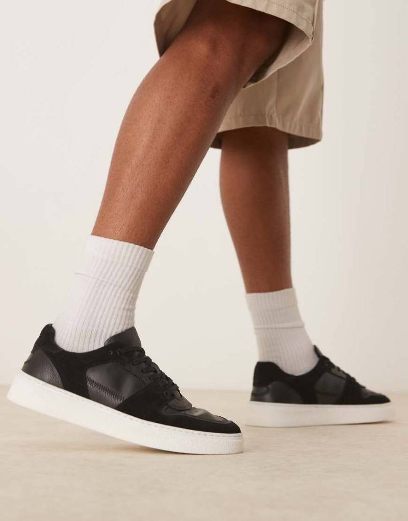 ASOS DESIGN - Sneaker zum Schnüren aus Wildleder in Schwarz mit Gummisohle in Weiß von ASOS DESIGN