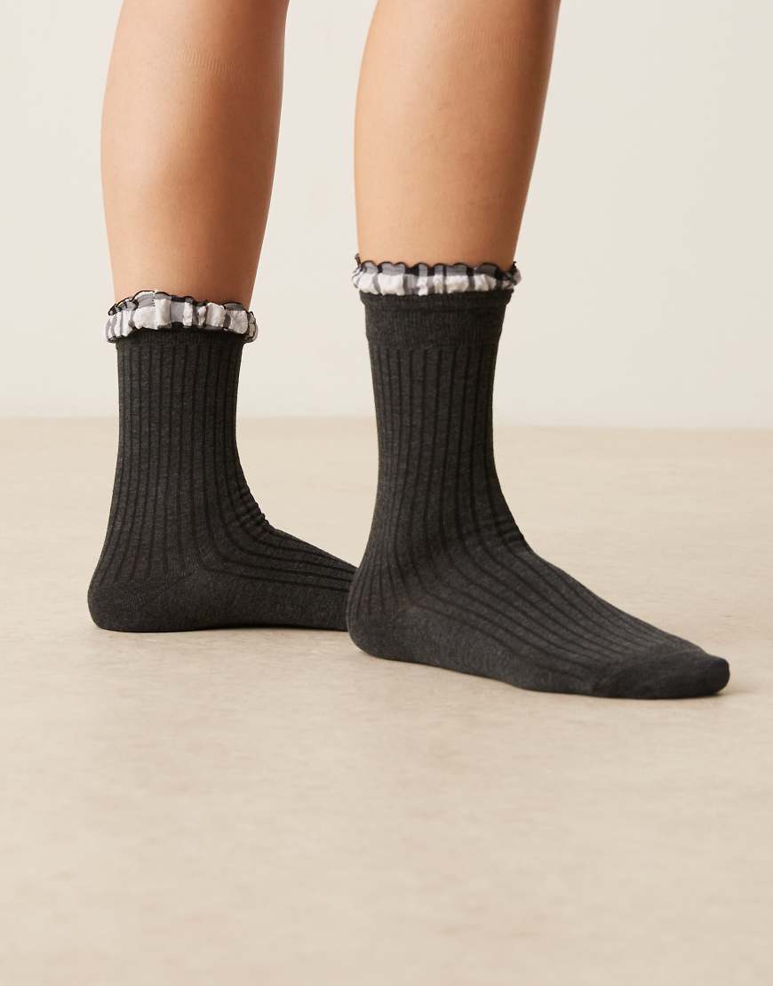 ASOS DESIGN - Socken in Anthrazitgrau mit Rüschenrand und Karomuster-Schwarz ASOS DESIGN - Socken in Anthrazitgrau mit Rüschenrand und Karomuster-Schwarz von ASOS DESIGN