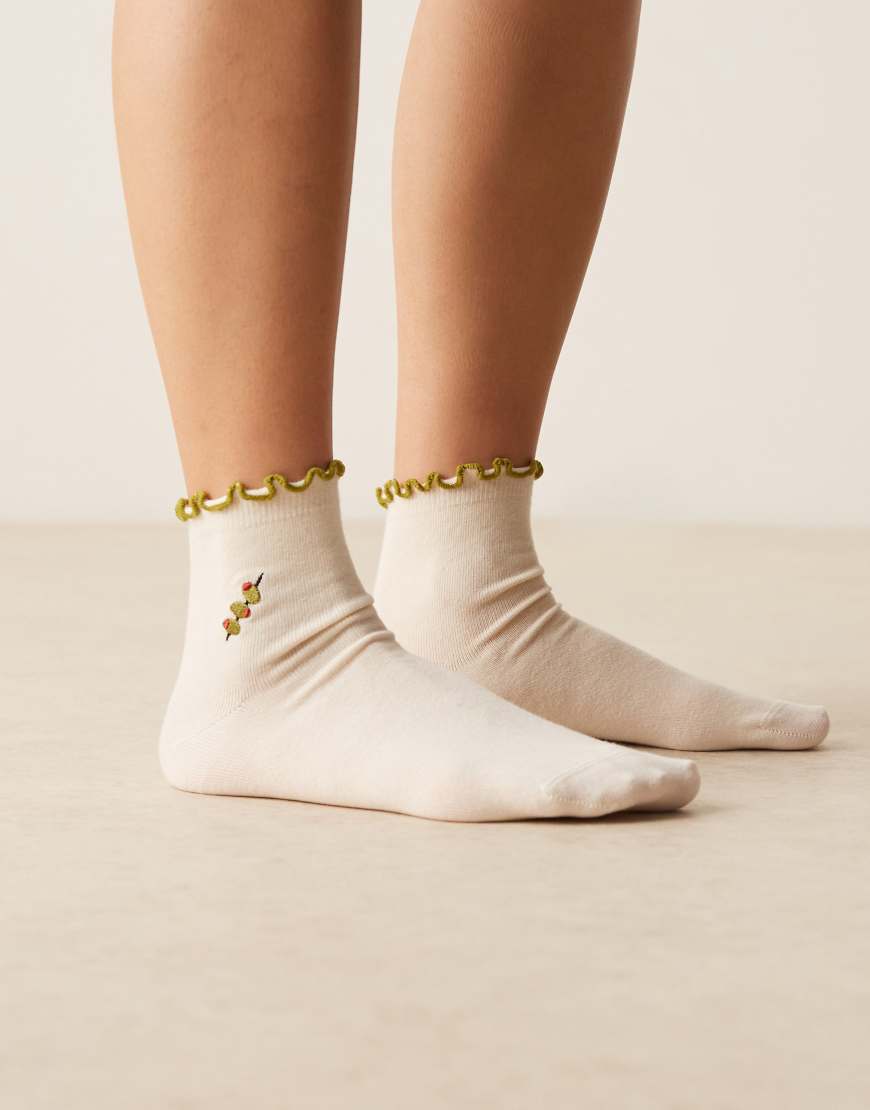 ASOS DESIGN - Socken in Cremeweiß mit gesticktem Olivenmotiv und Rüschensaum von ASOS DESIGN