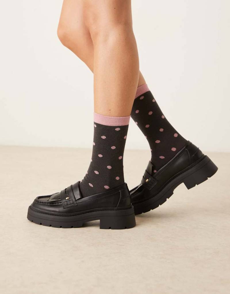 ASOS DESIGN - Socken in Grau und Rosa mit Polka Dots von ASOS DESIGN