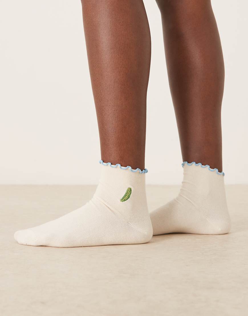 ASOS DESIGN - Socken in Hellblau mit gesticktem Gurkenmotiv und Rüschensaum ASOS DESIGN - Socken in Hellblau mit gesticktem Gurkenmotiv und Rüschensaum von ASOS DESIGN