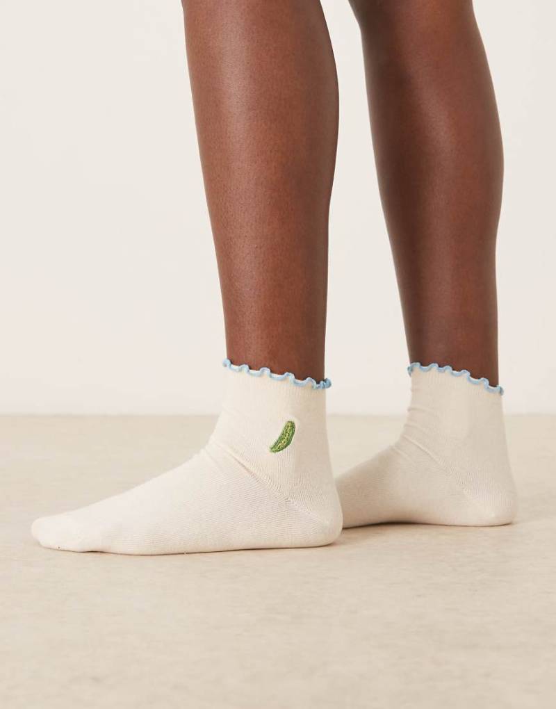 ASOS DESIGN - Socken in Hellblau mit gesticktem Gurkenmotiv und Rüschensaum ASOS DESIGN - Socken in Hellblau mit gesticktem Gurkenmotiv und Rüschensaum von ASOS DESIGN