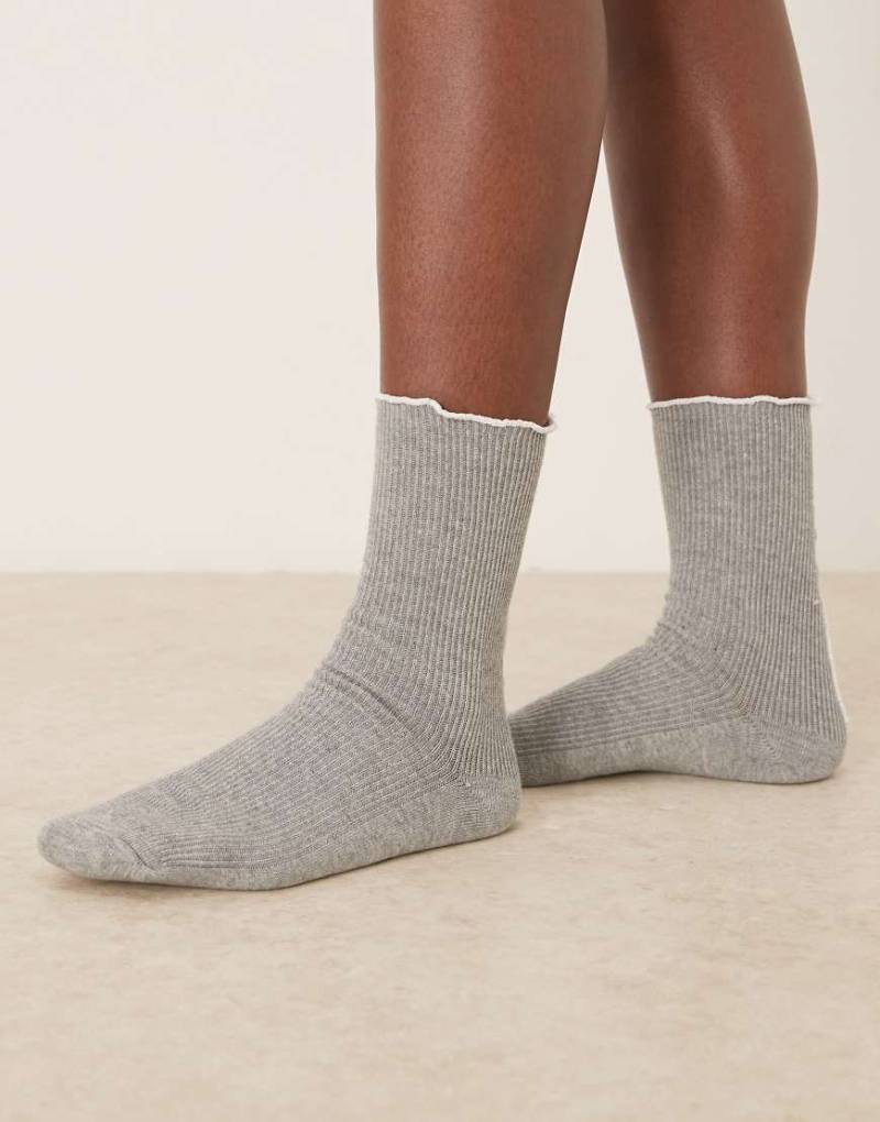 ASOS DESIGN - Socken in Hellgrau und Weiß mit welliger Ziernaht-Schwarz ASOS DESIGN - Socken in Hellgrau und Weiß mit welliger Ziernaht-Schwarz von ASOS DESIGN
