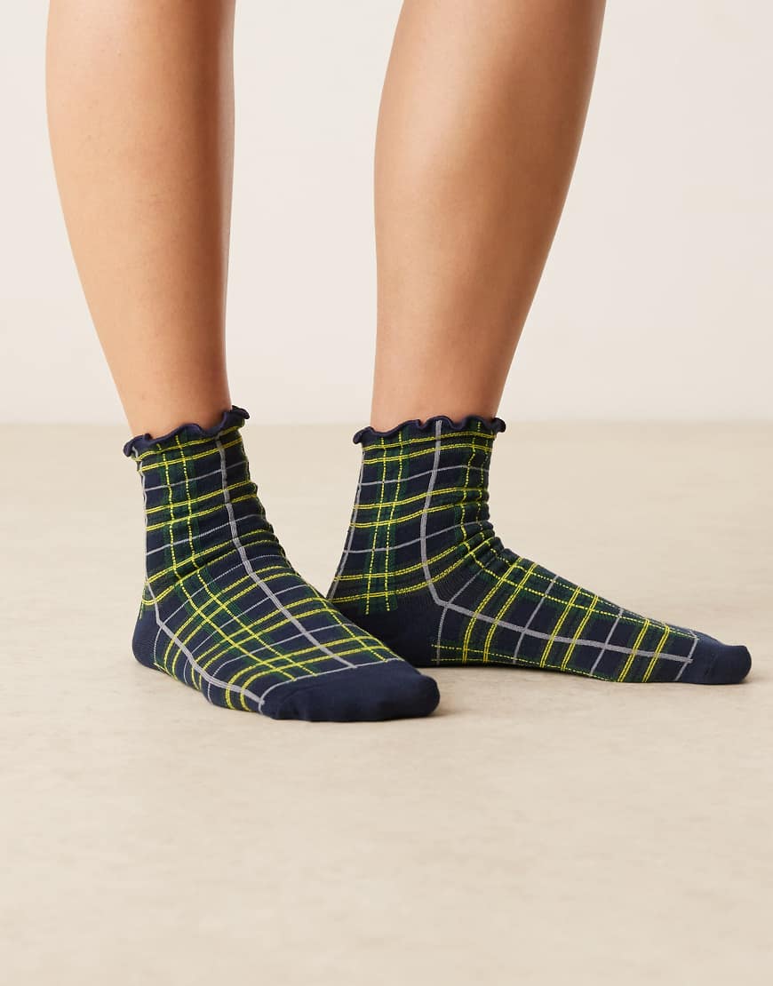 ASOS DESIGN - Socken in Marineblau-Bunt mit Mini-Karomuster und Rüschenkante-Schwarz ASOS DESIGN - Socken in Marineblau-Bunt mit Mini-Karomuster und Rüschenkante-Schwarz von ASOS DESIGN