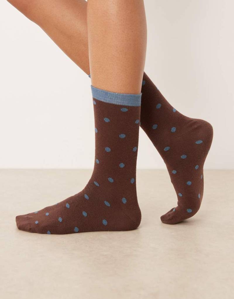 ASOS DESIGN - Socken in Schokobraun und Hellblau mit Polka-Dot-Design-Rot von ASOS DESIGN