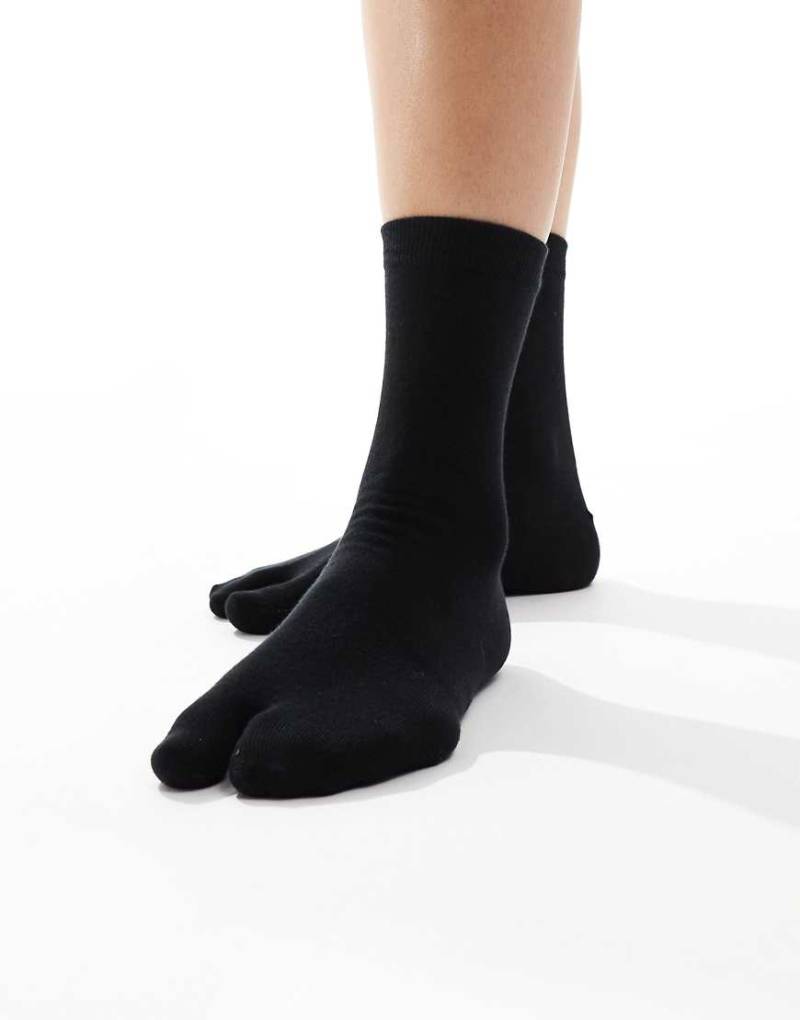 ASOS DESIGN - Socken in Schwarz mit geteilter Zehenpartie von ASOS DESIGN