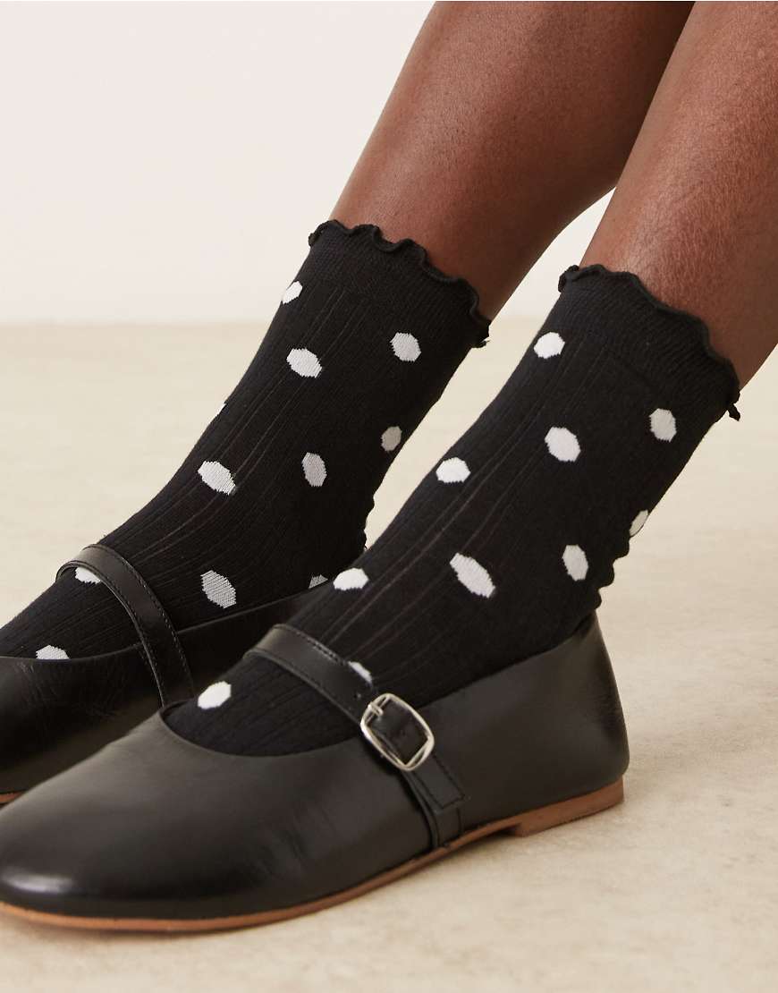 ASOS DESIGN - Socken in Schwarz und Weiß gepunktet mit Rüschensaum ASOS DESIGN - Socken in Schwarz und Weiß gepunktet mit Rüschensaum von ASOS DESIGN