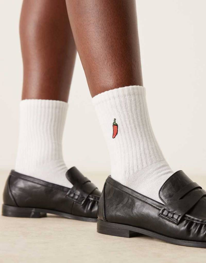 ASOS DESIGN - Socken in Weiß mit Chili-Motiv-Rosa von ASOS DESIGN